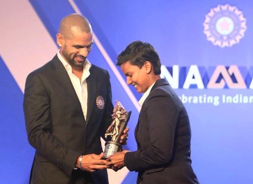 Deepti Sharma receiving the BCCI Jagmohan Dalmiya Trophy for Best Woman Cricketer