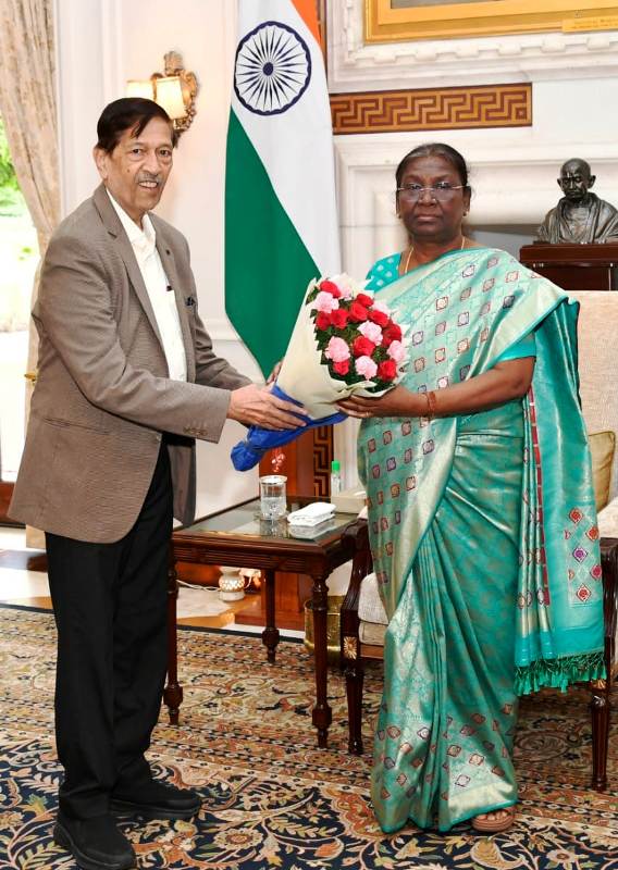 Girish Bapat presenting flowers to President Droupadi Murmu in 2022