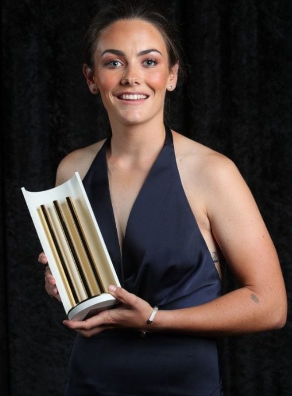 Heather Graham with the 2019 Domestic Player of the Year award