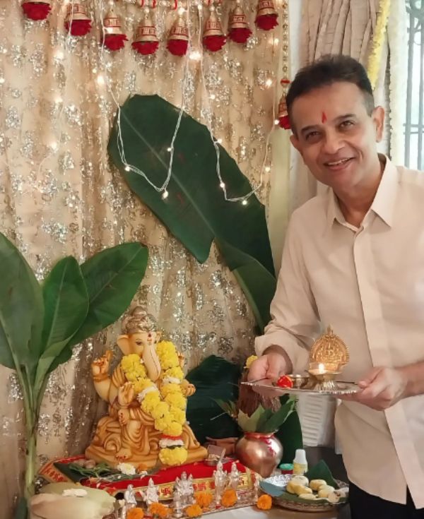 Jatin Sial, seeking blessings from Lord Ganesha