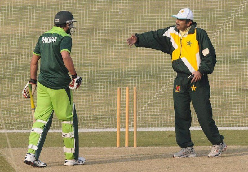 Javed Miandad coaching Shahid Afridi during his stint as the coach of Pakistan