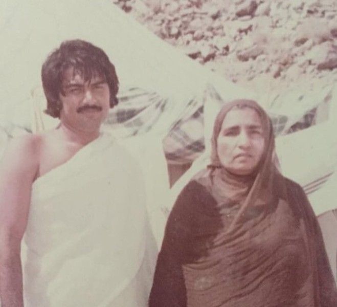 Javed Miandad with his mother