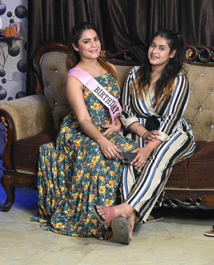 Kritika Malik and her sister