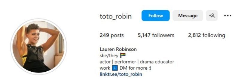 Lauren Robinson revealing her gender pronouns on Instagram bio