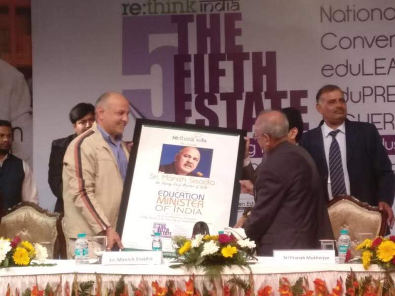 Manish Sisodia receiving Finest Education Minister Award