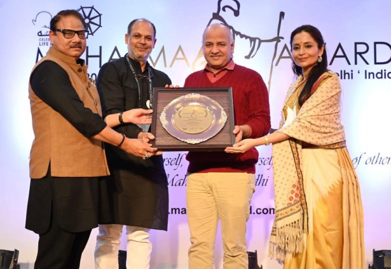 Manish Sisodia receiving Mahatma Gandhi Award