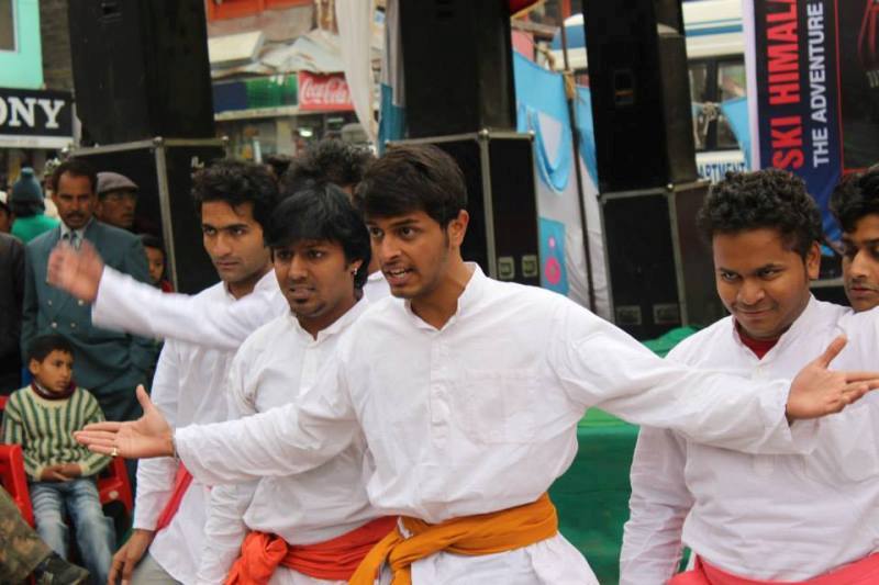 Pratish Mehta performing in a nukkad natak