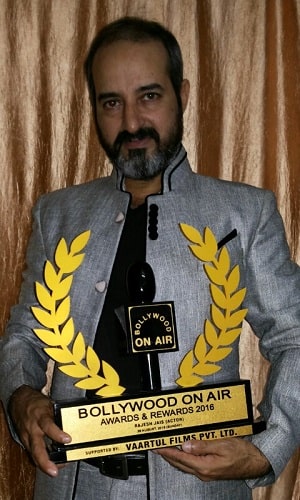 Rajesh Jais with his Bollywood on AIR award