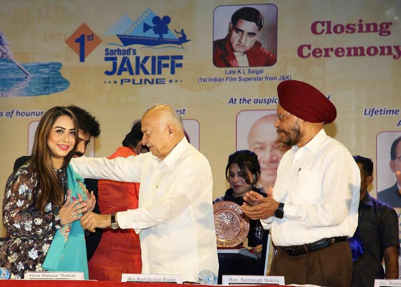 Rani Hazarika receiving the first Late Kundan Lal (KL) Saigal Award by former Union Minister and senior Congress leader Shushil Kumar Shinde in 2022