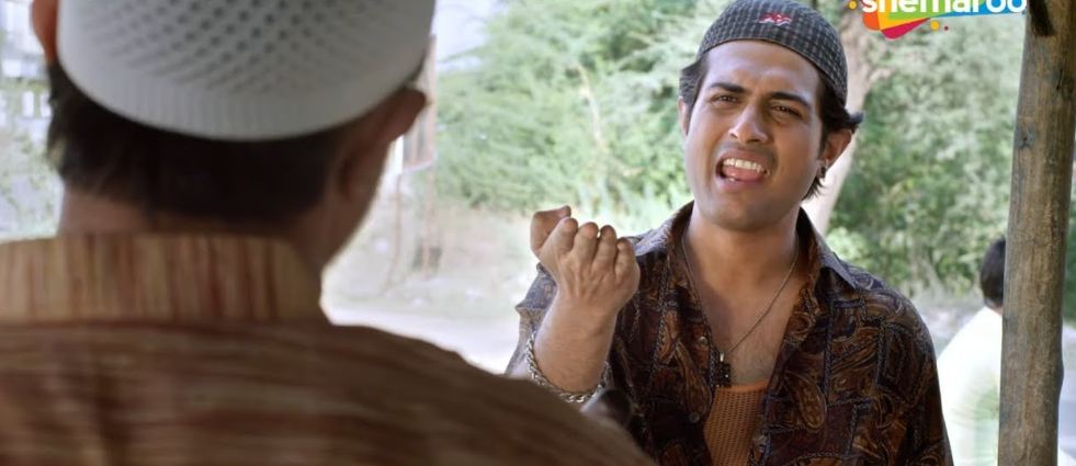 Raunaq Kamdar as Guru Valjibhai in Hutututu Aavi Ramat Ni Rutu