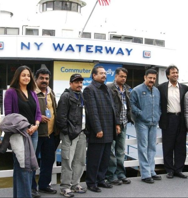 Ravi Varman (third from left) with the crew of Vettaiyaadu Vilaiyaadu