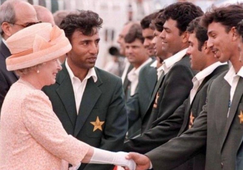 Saeed Anwar introducing Queen Elizabeth II to Pakistani team
