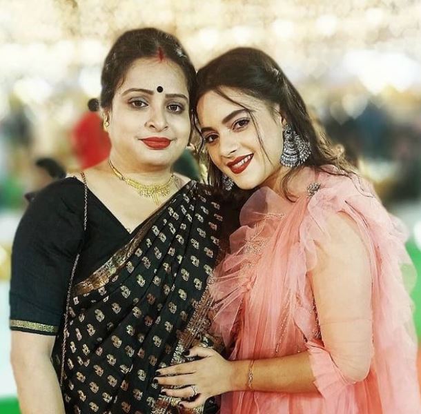Sampurnaa Mandal with her mother
