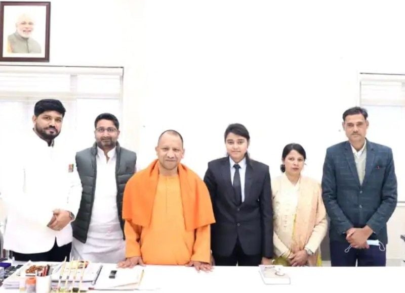Saniya Mirza (third from right) with her family and mentors with Yogi Adityanath, Chief Minister of Uttar Pradesh (third from left)