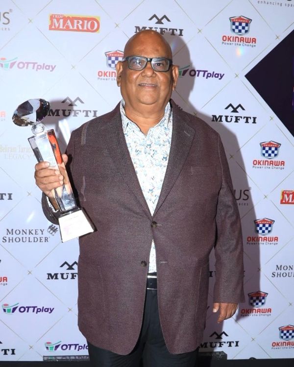 Satish Kaushik holding the OTTplay Award