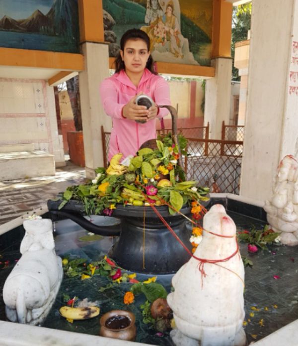 Saweety Boora, seeking blessing at a temple
