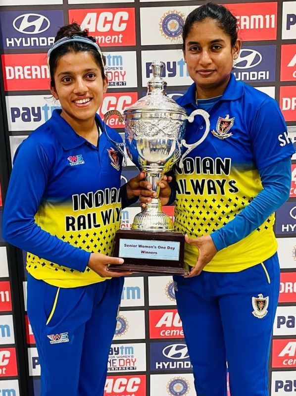 Tanuja Kanwar and Mithali Raj with the 2021-2022 Women’s Senior One-Day Trophy