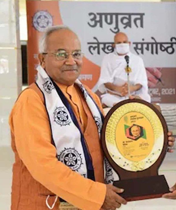 Ved Pratap Vaidik with 'Anuvrat Writer Award'