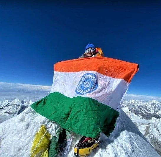 A photo of Baljeet Kaur taken on the top of Mount Makalu