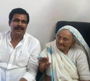 A photo of Geeta Devi with Anand