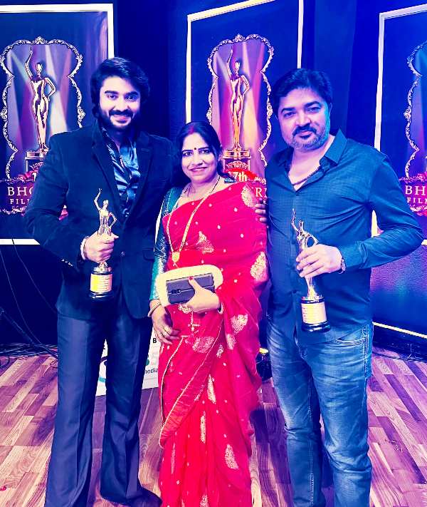 A photo of Pradeep with his Best Actor Award that he received at the 17th Bhojpuri Film Awards