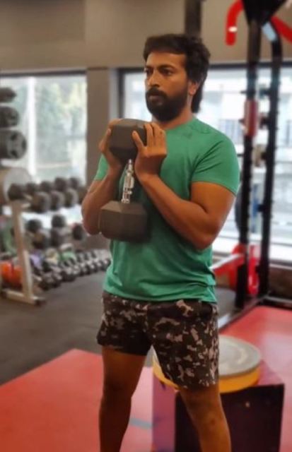 A picture of Kalaiyarasan Arjun while working out in the gym