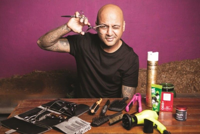 Aalim Hakim showcasing his hair cutting kit
