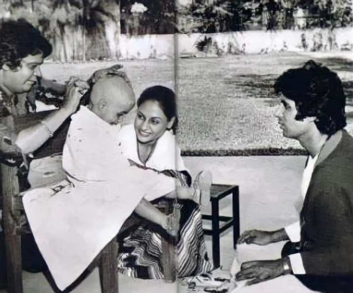 Aalim Hakim's father, Hakim Kairanvi, shaving the head of Abhishek Bachchan while Amitabh and Jaya Bachchan look at him