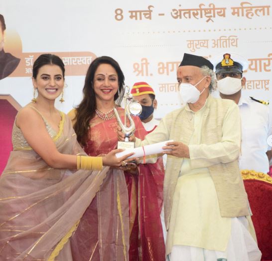 Akshara Singh receiving Swayam Siddha Award