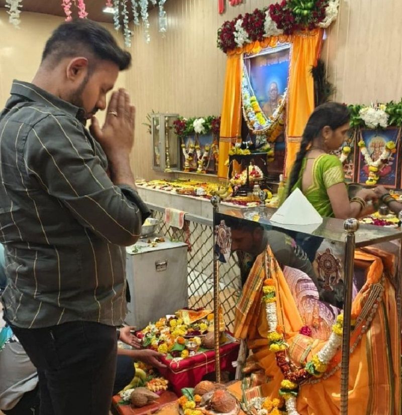 Amey Gole bowing infront of an Hindu idol