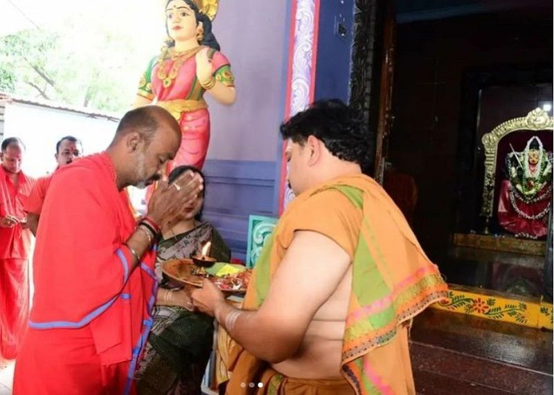 Bandi Sanjay Kumar worshipping in a Hindu temple