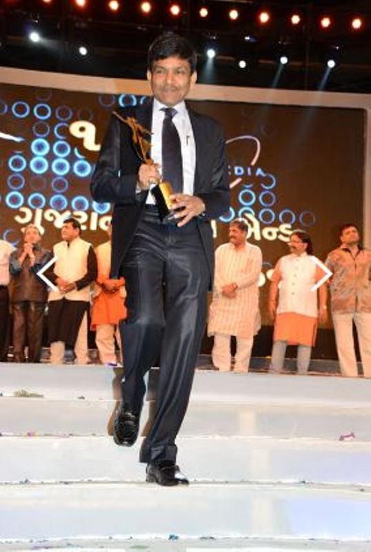 Jayantilal Gada after receiving an award at the Gujarati Screen and stage Awards 2013