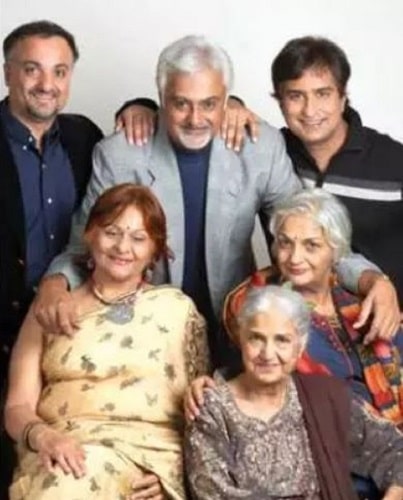 Kamini Kaushal with her sons Shravan, Rahul, and Vidur and daughters Kumkum and Kavita