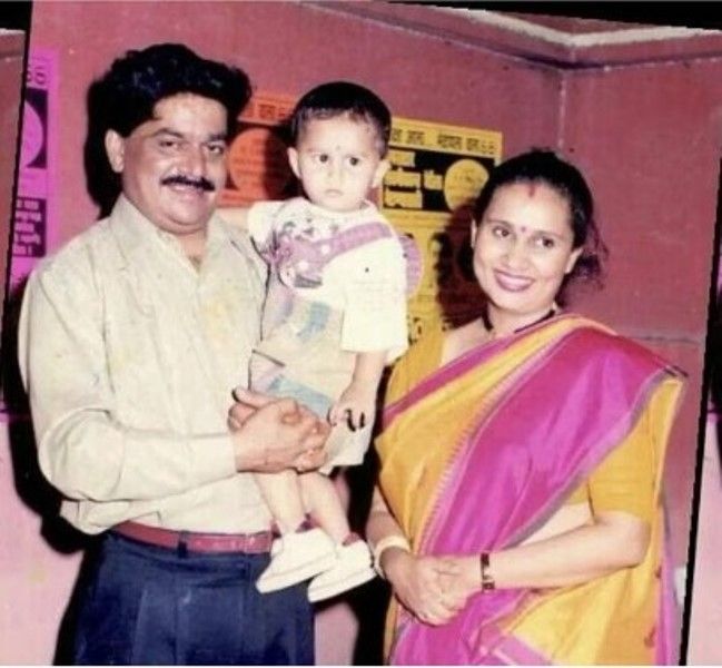 Later Laxmikant Berde with his son, Abhinay Berde and wife, Priya Berde