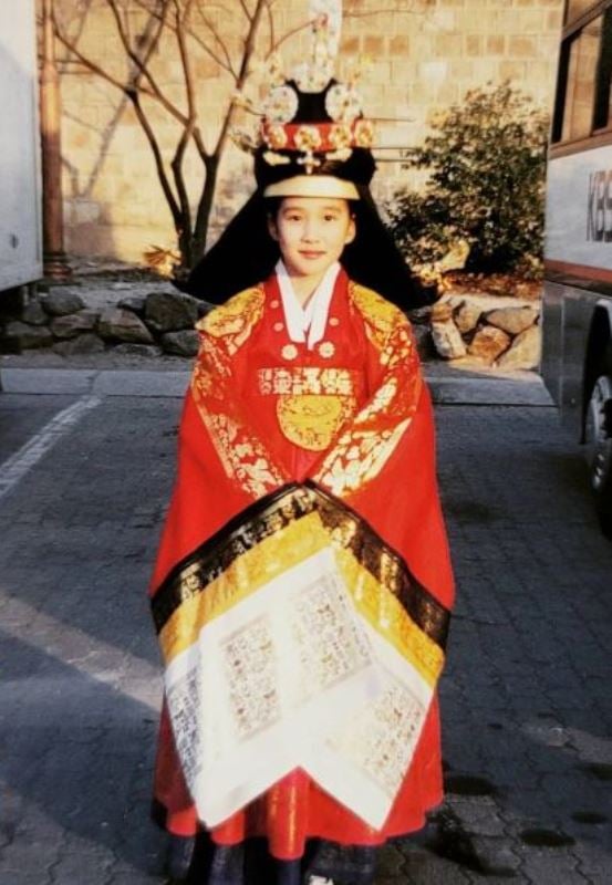 Park Eun-bin on the set of the TV series 'Empress Myeongseong' in 2001