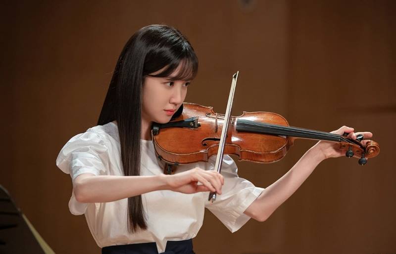 Park Eun-bin playing the violin in the South Korean TV series ‘Do You Like Brahms’
