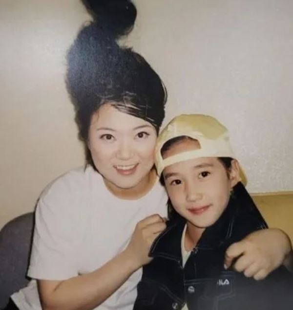 Park Eun-bin with her mother