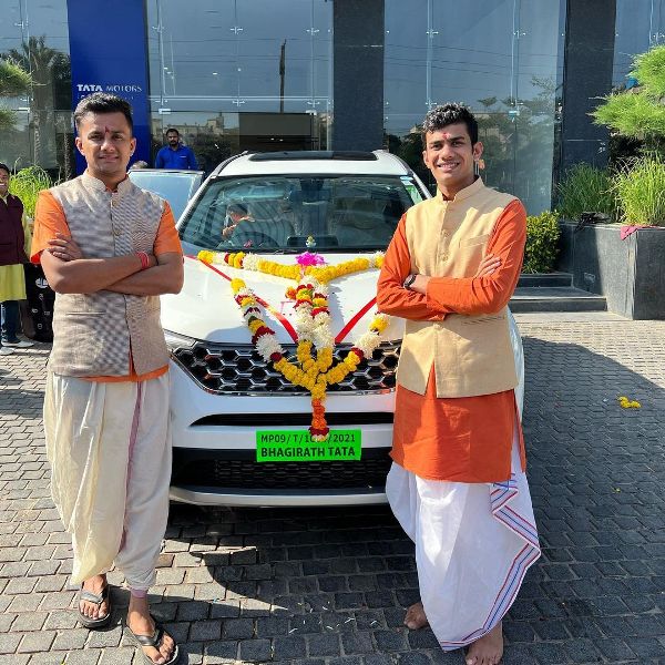 Prafull Billore, along with his younger brother, Vivek Billore, after buying Tata Safari