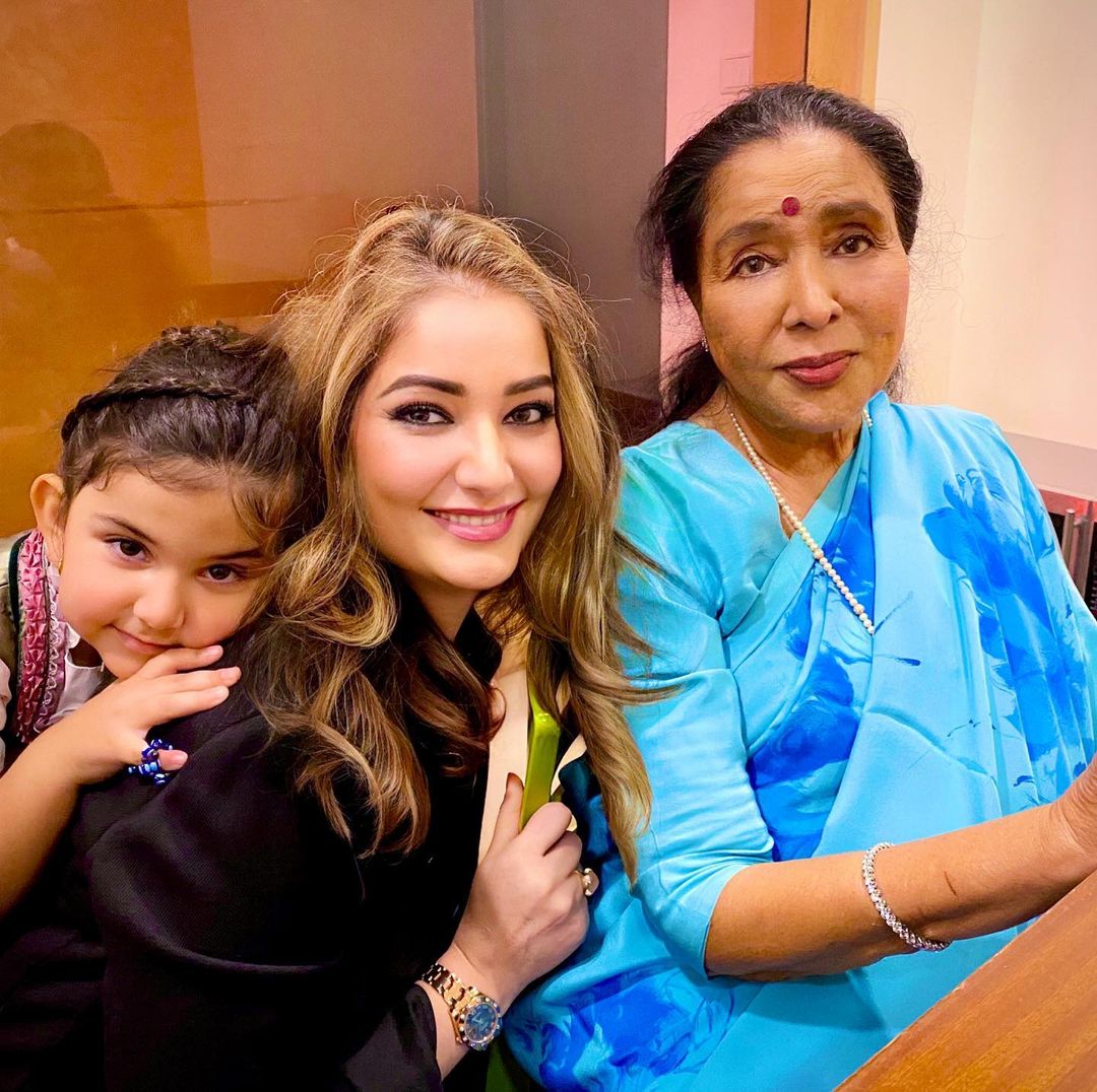 Roya Faryabi with her daughter and Asha Bhosle
