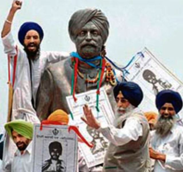 SAD (Amritsar) chief Simranjit Singh Mann and his supporters disgracing Beant Singh's statue by hanging a portrait of his assassin, Dilawar Singh, around the neck of the statue at BMC Chowk, Jalandhar (2007)
