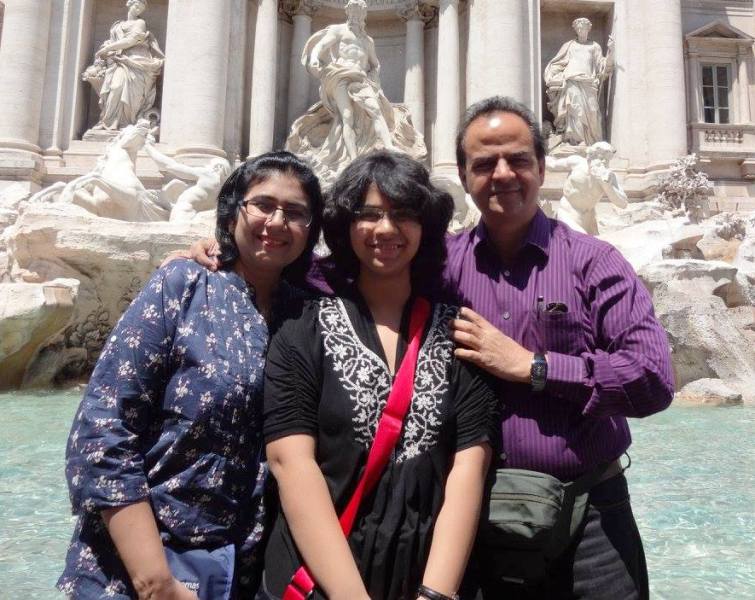 Saumya's picture with her parents