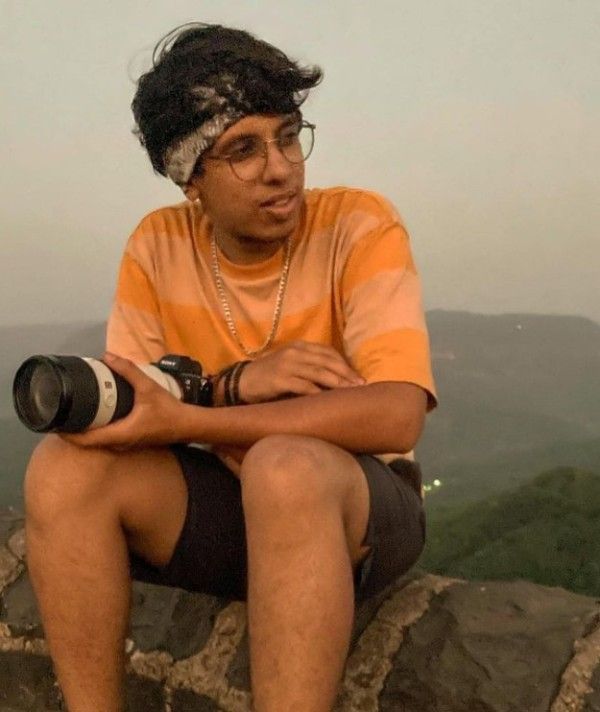 Yash Rathi holding his DSLR camera