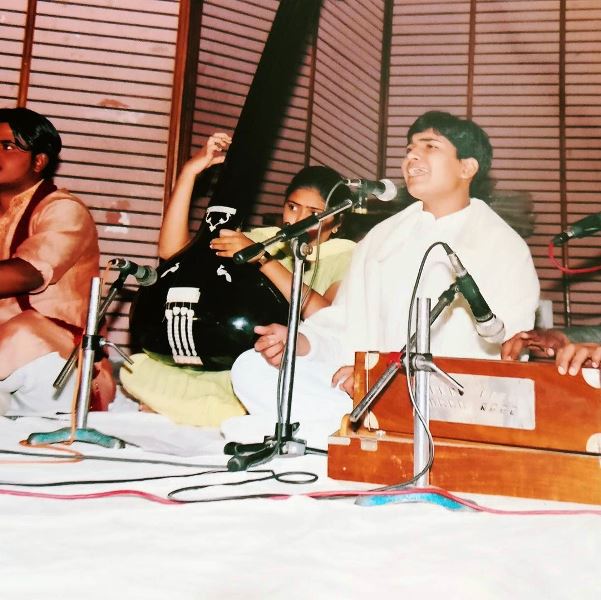 A childhood picture of Shashwat Sachdev singing at an event