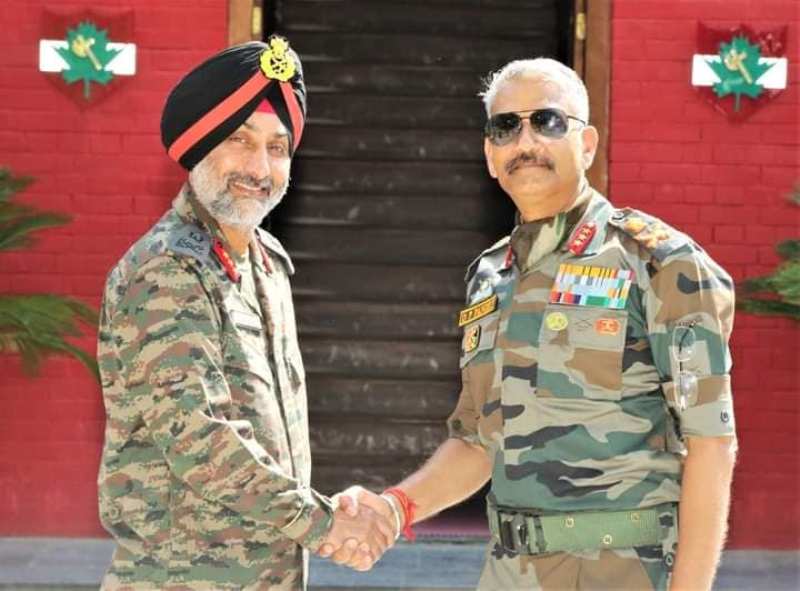 A photo of Lieutenant General Amardeep Singh Aujla taken with Lt Gen D. P. Pandey after assuming the command of the Chinar Corps