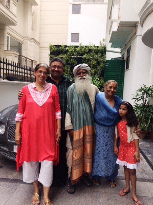 A photo of Rajiv Luthra with his family and Sadhguru