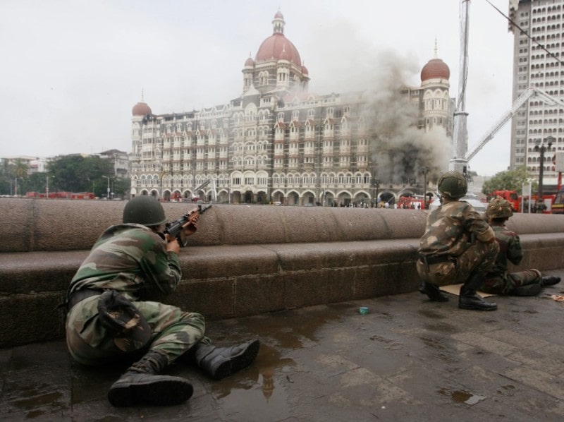A photo of the soldiers of the Indian Army taking position near the Taj Mahal Palace hotel during the Mumbai attacks