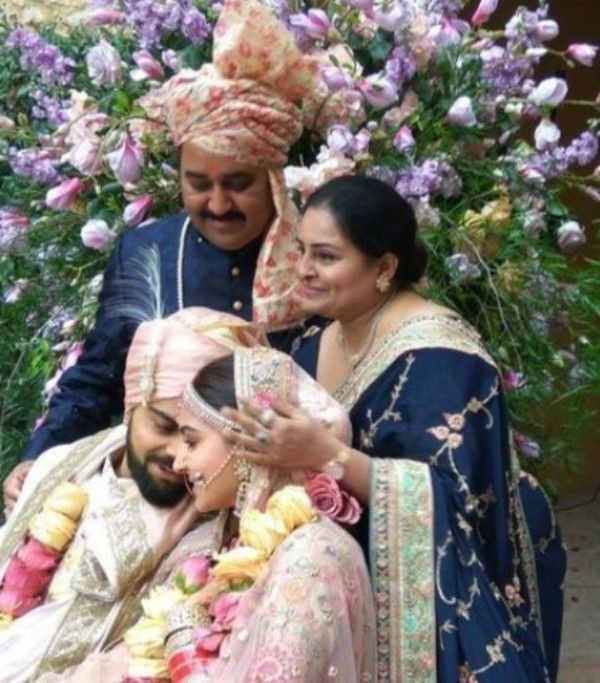 A photograph of Rajkumar Sharma and his wife at the wedding ceremony of Virat Kohli and Anushka Sharma