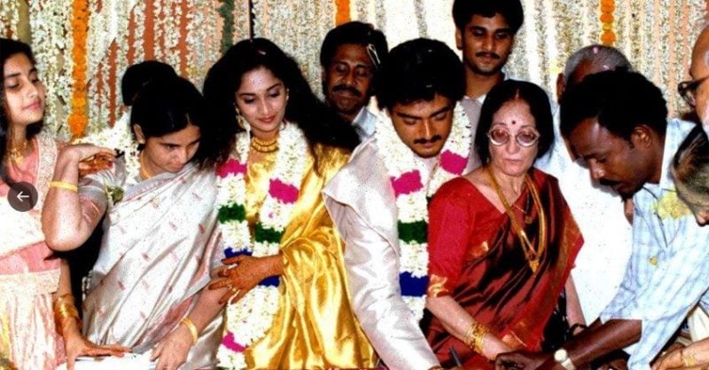 A wedding picture of Ajith Kumar and Shalini, along with other family members