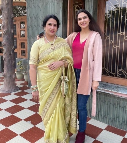 Aashna Chaudhary and her mother