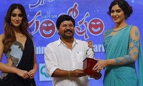 Adah Sharma receiving SIIMA Award